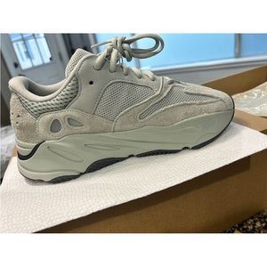 New Yeezy 700 Salt size 5 men’s